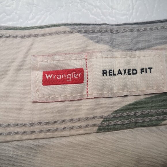 NWT Wrangler 5 Star Premium Epic Soft Relaxed Fit Men's Size 42 Camo Cargo Short - Picture 5 of 13